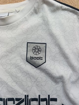 Camisa Bershka blanca con estampado Schwarzlicht