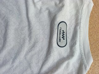 Camisa Bershka blanca con estampado Schwarzlicht
