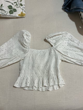 Blusa branca com laço e mangas bufantes