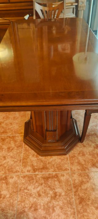 Mesa de comedor de madera maciza labrada