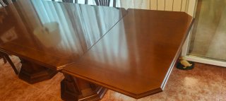 Mesa de comedor de madera maciza labrada