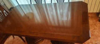 Mesa de comedor de madera maciza labrada