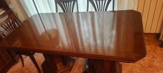 Mesa de comedor de madera maciza labrada