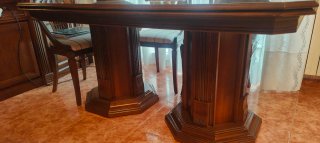 Mesa de comedor de madera maciza labrada