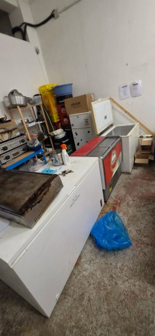 Planchas, freidora, botellero y nevera, congelador