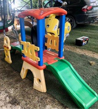 Casita infantil con tobogán y puente