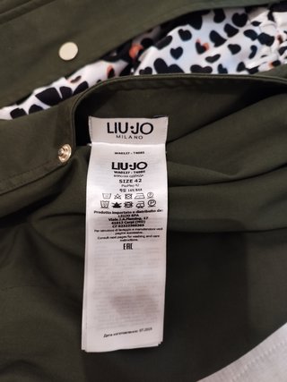 Parka Liu Jo verde con estampado reversible.