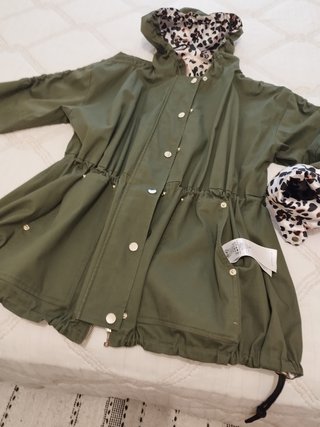 Parka Liu Jo verde con estampado reversible.