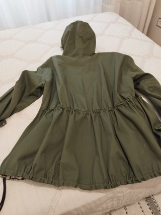 Parka Liu Jo verde con estampado reversible.