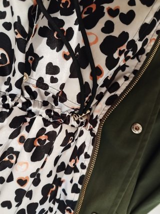 Parka Liu Jo verde con estampado reversible.