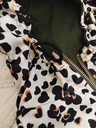 Parka Liu Jo verde con estampado reversible.