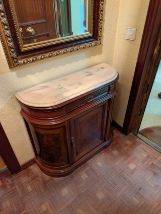 Recibidor de madera con mármol