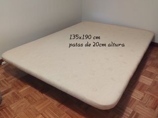 Sofá, butaca, mesas aux., colchones y somier