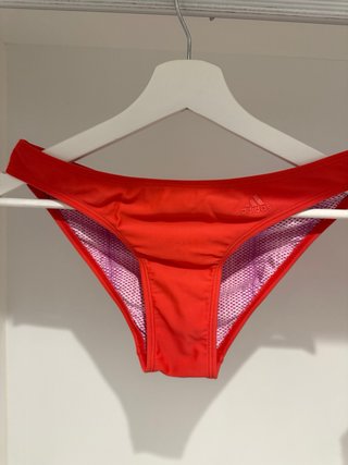 Bañador Adidas, muy elegante.