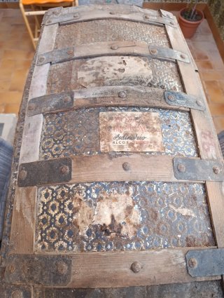 Baúl muy antiguo de madera y metal