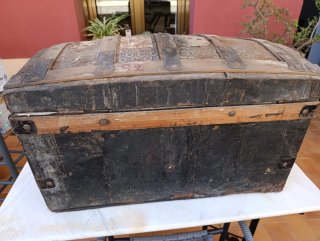 Baúl muy antiguo de madera y metal