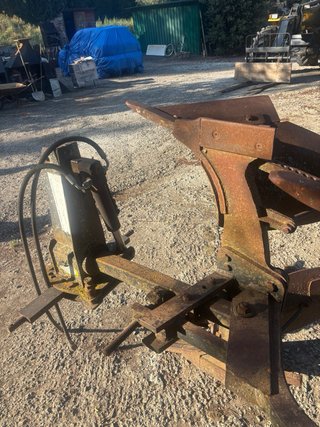 Arado de dos rejas con piston