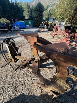 Arado de dos rejas con piston