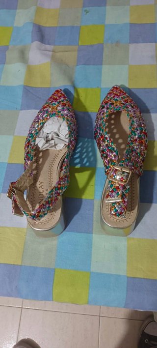 Zapatos de tacón multicolor y dorado