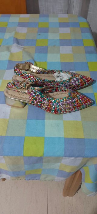 Zapatos de tacón multicolor y dorado
