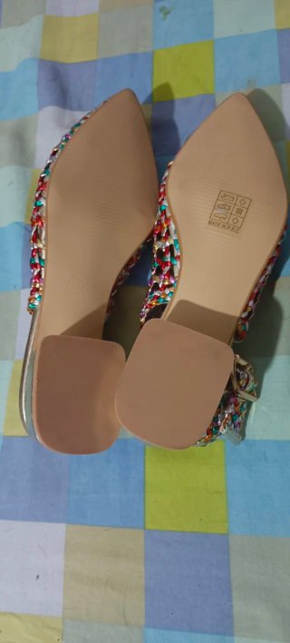 Zapatos de tacón multicolor y dorado