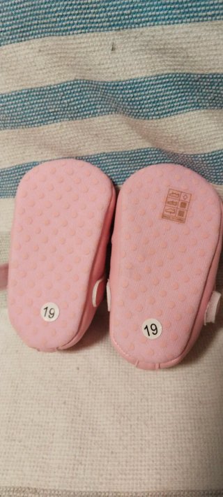 Zapatitos bebé rosa con corazones T19