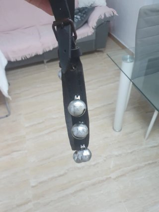 Collar de cuero con cascabeles