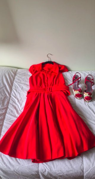 Vestido rojo y sandalias florales