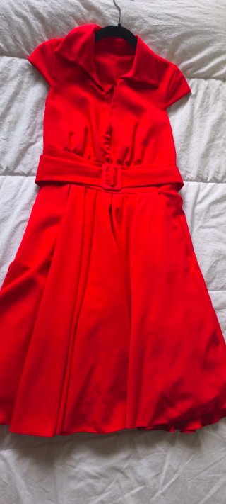Vestido rojo y sandalias florales