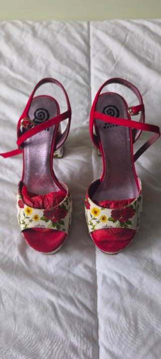 Vestido rojo y sandalias florales