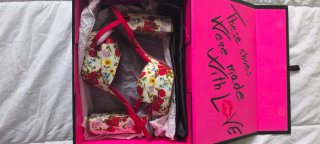 Vestido rojo y sandalias florales