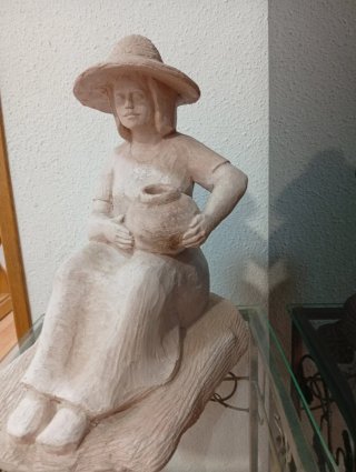 Escultura de campesina con sombrero y cántaro