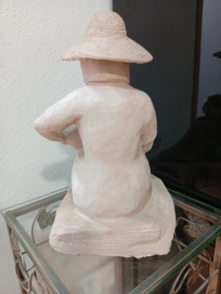Escultura de campesina con sombrero y cántaro