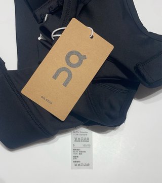 Top deportivo ON negro con cierre regulable