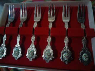 Tenedores de plata con medallón de porcelana
