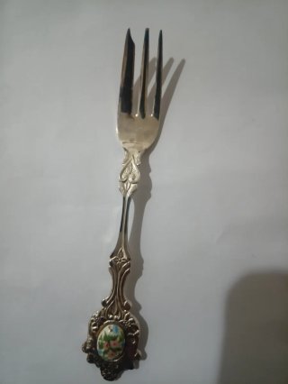 Tenedores de plata con medallón de porcelana