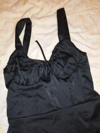 Vestido coqueto negro corto y de tirantes