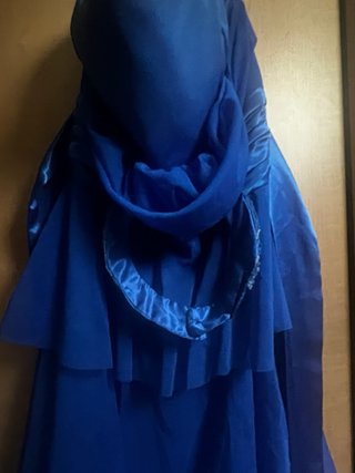 Vestido largo azul con volantes