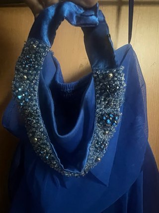 Vestido largo azul con volantes