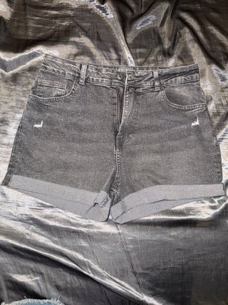 Pantalón vaquero gris muy elástico.