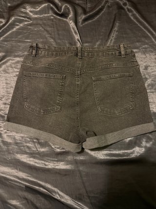Pantalón vaquero gris muy elástico.