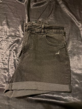 Pantalón vaquero gris muy elástico.
