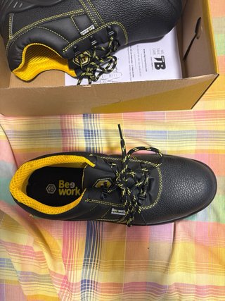 Botas de seguridad Beework negras y amarillas.