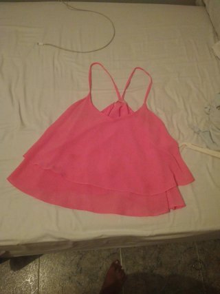 Top rosa con tirantes y volantes