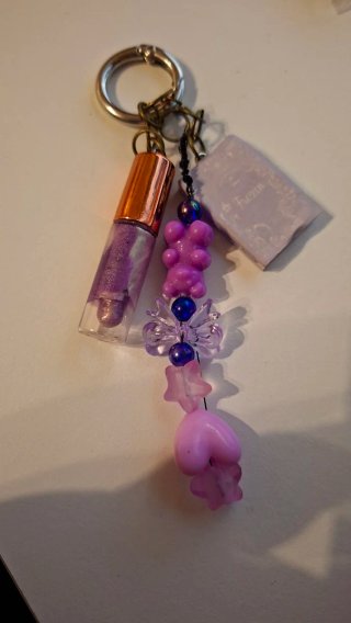 Llavero con mini gloss y mini libro