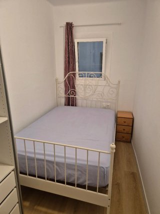 Cama de metal blanca con cabecero