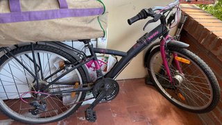 Bicicleta negra y rosa