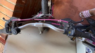 Bicicleta negra y rosa