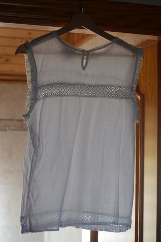 Camisa azul y blanca sin mangas
