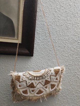 Bolso de fiesta blanco y dorado con flecos